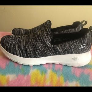 Women’s Skechers size 5.5